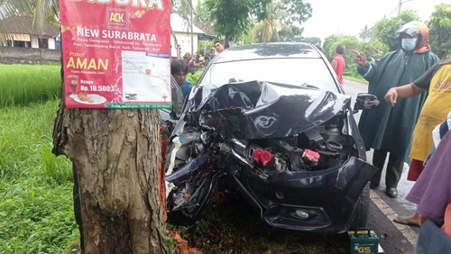 Mobil Mobilio mengalami kecelakaan tunggal dan menabrak pohon perindang di pinggir jalur Denpasar-Gilimanuk, Banjar Suraberata, Desa Lalanglinggah, Kecamatan Selemadeg Barat, Tabanan, Bali, Jumat (18/11/2022). (Istimewa)