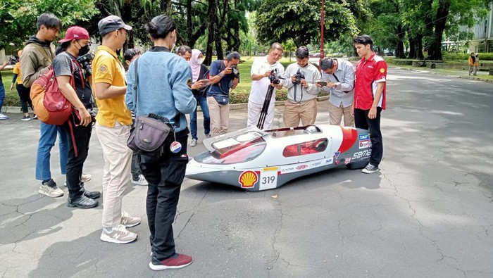 Mobil Semar Proto UGM berhasil memecahkan rekor sebagai kendaraan listrik dengan konsumsi energi paling irit dalam kompetisi tahunan Shell Eco-Marathon 2022.