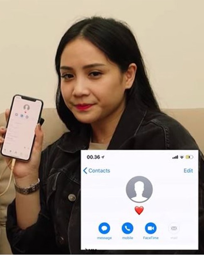 Paling singkat diantara seleb-seleb lainnya, nama kontak Raffi Ahmad di ponsel Nagita Slavina hanya berupa emot hati berwarna merah. Cukup unik namun tetap romantis bukan? Foto: YouTube/Anissa Aziza