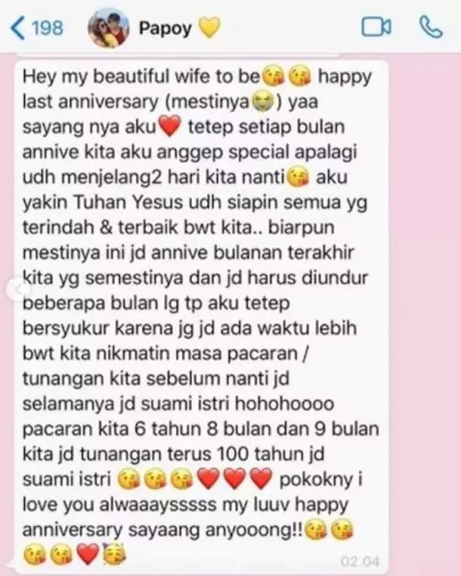 Selalu tampil mesra rupanya Felicya Angelista memberikan nama kontak sang suami di ponselnya dengan sebutan unik, Papoy. Dibelakang sebutan tersebut ia menambahkan emot hati berwarna kuning. Foto: Instagram