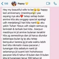 Selalu tampil mesra rupanya Felicya Angelista memberikan nama kontak sang suami di ponselnya dengan sebutan unik, Papoy. Dibelakang sebutan tersebut ia menambahkan emot hati berwarna kuning. Foto: Instagram