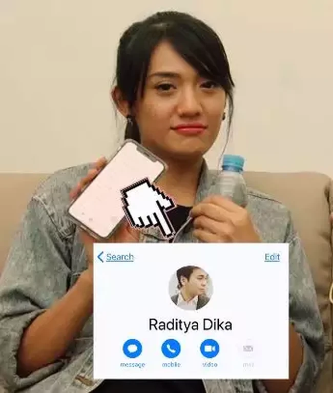 Sementara Anissa Aziza memilih menyimpan nama kontak sang suami dengan hanya menuliskan nama aslinya saja, Raditya Dika. Nama kontak Raditya Dika di ponsel Annisa itu pernah dipamerkannya di salah satu unggahan video YouTube. Foto: YouTube/Anissa Aziza