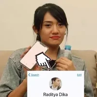 Sementara Anissa Aziza memilih menyimpan nama kontak sang suami dengan hanya menuliskan nama aslinya saja, Raditya Dika. Nama kontak Raditya Dika di ponsel Annisa itu pernah dipamerkannya di salah satu unggahan video YouTube. Foto: YouTube/Anissa Aziza