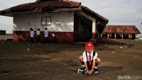 Bahkan salah satu sekolah SD Cemarajaya 2 saat ini terancam abrasi pantai dikarenakan letaknya sangat dekat dengan bibir pantai yang jaraknya hanya 5 meter saja.