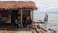 Selain rumah, ada lebih dari 100 warung yang sudah habis, karena mengingat awal tahun 2003 Pantai Pisangan di Cemarajaya ini sempat jadi tempat wisata yang cukup besar di Karawang.  
