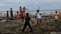 Fenomena alam ini juga menyebabkan lahan bermain anak semakin hilang secara perlahan akibat pasir pantai yang terus hilang setiap tahunnya karena abrasi.