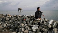 Akhirnya pihak Kementerian Kelautan dan Perikanan (KKP) turun membangun sabuk pemecah gelombang di sekitar bibir pantai sepanjang 3,3 kilometer.  
