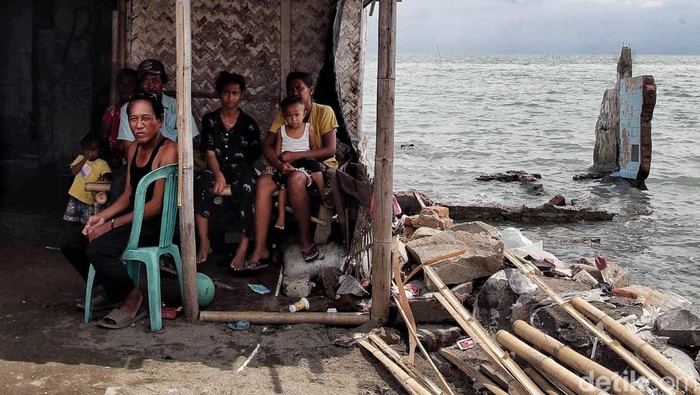Nestapa Warga Karawang yang Desanya Nyaris Hilang Abrasi pantai kini bukan isapan jempol, nestapa warga Desa Cemara Jaya, Karawang, Jawa Barat telah mengancam rumah mereka.