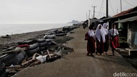 Abrasi berdampak menghancurkan segala sesuatu yang berada di bibir pantai seperti rumah, jalan, dan semuanya.  