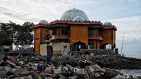 Abrasi pantai di desa ini terbilang sangat parah karena telah menghancurkan ratusan rumah warga dan tempat usaha di kawasan itu. Karena dulunya Pantai Cemara Jaya ini adalah destinasi favorit bagi warga untuk berwisata. Tapi kini, semua sirna ketika pada tahun 2006 awal abrasi mulai datang perlahan mengancam warga yang tinggal di desa itu. Warga saat itu belum menyadari dengan ancaman yang hadir dan kini mereka mulai merasakannya.