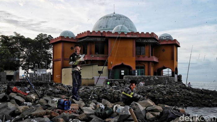 Nestapa Warga Karawang yang Desanya Nyaris Hilang Abrasi pantai kini bukan isapan jempol, nestapa warga Desa Cemara Jaya, Karawang, Jawa Barat telah mengancam rumah mereka.