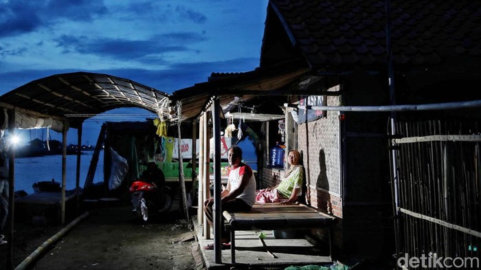 Abrasi pantai kini bukan isapan jempol, nestapa warga Desa Cemara Jaya, Karawang, Jawa Barat telah mengancam rumah mereka.