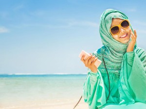 Ide Outfit ke Pantai yang Keren dan Simpel, Plus Tipsnya Untuk Hijabers