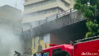 Tampak petugas masih berupaya memadamkan kebakaran (Indah Mutiara Kami/detikcom)