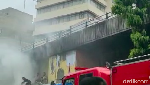 Potret Asap Membubung saat Damkar Padamkan Kebakaran Pasar Asemka