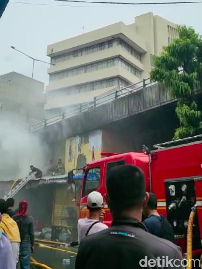 Pasar Pagi yang berada di kolong flyover Asemka di Jakarta Barat (Jakbar) terbakar. Meski begitu, kendaraan masih melintas di flyover Asemka. (Indah Mutiara Kami/detikcom)
