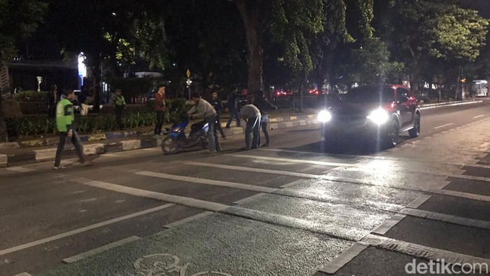 Pemotor barjatuhan di jalanan dekat Tugu Tani (Firda Cynthia Anggrainy Al Djokya/detikcom)
