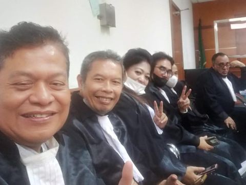 Pengacara Roy Suryo, Muhammad Zulkarnain (depan).