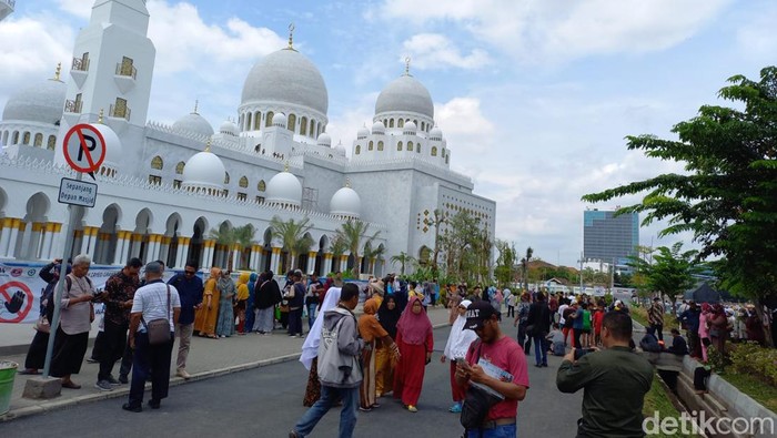 Penggembira Muktamar Muhammadiyah asyik berfoto di Masjid Sheikh Zayed Solo, Jumat (18/11/2022).