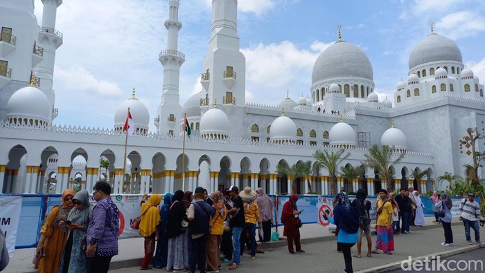 Penggembira Muktamar Muhammadiyah asyik berfoto di Masjid Sheikh Zayed Solo, Jumat (18/11/2022).