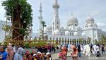 Potret Masjid Sheikh Zayed Ramai Diserbu Penggembira Muktamar Muhammadiyah