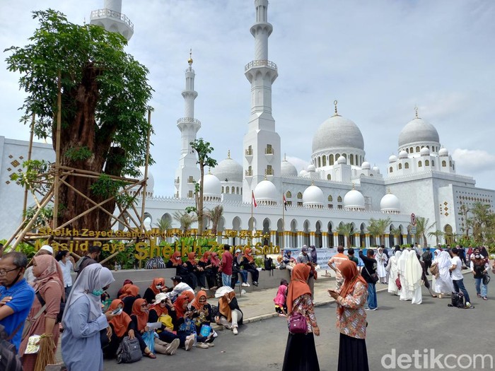 Penggembira Muktamar Muhammadiyah asyik berfoto di Masjid Sheikh Zayed Solo, Jumat (18/11/2022).
