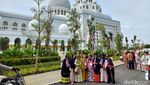 Potret Masjid Sheikh Zayed Ramai Diserbu Penggembira Muktamar Muhammadiyah
