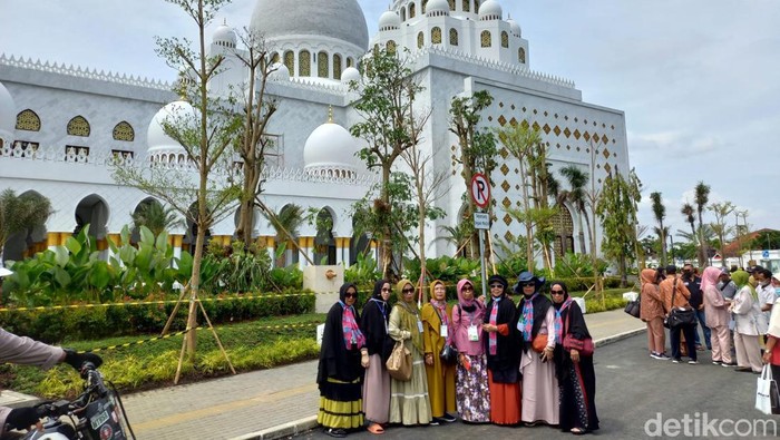 Penggembira Muktamar Muhammadiyah asyik berfoto di Masjid Sheikh Zayed Solo, Jumat (18/11/2022).