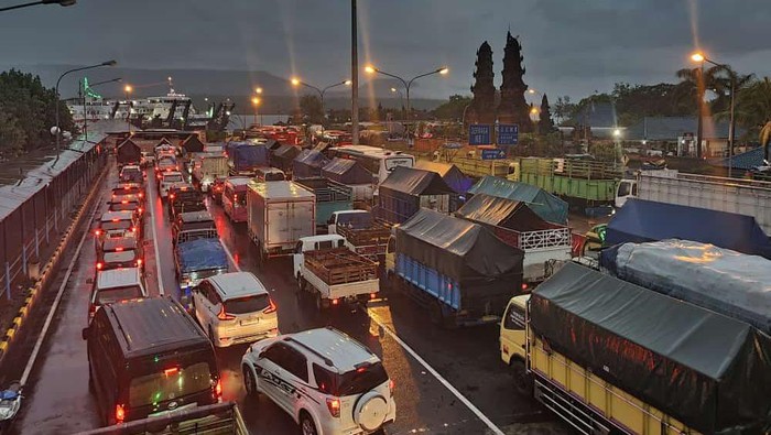 Penutupan penyeberangan Pelabuhan Gilimanuk dilakukan Jumat (18/11/2022) mulai pukul 16.10 Wita. Foto: IST
