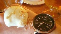 Beberapa restoran bergaya Eropa identik dengan cheese fondue sebagai pelengkap makanannya. Restoran ini juga menyajikan cheese fondue sebagai hiburan bagi pelanggannya, tetapi lelehan keju dan krim itu langsung diletakkan di atas tangan pelanggan. Foto: Bored Panda
