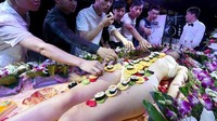 Di Jepang ada sebuah tradisi penyajian makanan yang penuh dengan sensualitas bernama Nyotaimori. Potongan sushi akan disajikan kepada pelanggan langsung di atas tubuh wanita yang tak mengenakan busana. Foto: Bored Panda