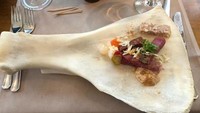 Hanya cocok untuk si pemberani, restoran ini menyajikan makanan di atas potongan sebuah tulang yang sangat besar. Konon tulang ini diambil asli dari kerangka sebuah hewan. Kira-kira hewan apa ya? Foto: Bored Panda