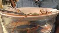 Restoran ini menyajikan dua ekor ikan untuk pelanggan tetapi tidak untuk dimakan. Bermaksud memberikan teman makan, makanan yang disajikan untuk pelanggan akan diletakkan di atas sebua mangkuk aquarium berisi ikan hidup. Foto: Bored Panda