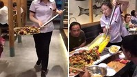 Sebuah restoran di Asia yang menyajikan seafood dengan gaya Louisiana ini menerapkan konsep yang unik. Seafood yang selesai dimasak akan dituangkan ke meja pelanggan dengan menggunakan sekop berukuran raksasa. Foto: Bored Panda