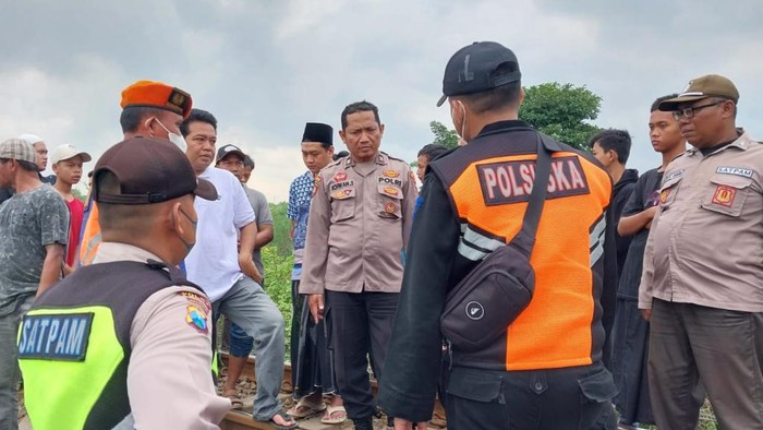Petugas di TKP santri di Pasuruan tertabrak KA