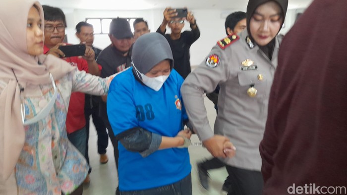 Polisi menampilkan Siti Anisa Nasution (SAN), tersangka penipuan berkedok investasi bodong yang bikin ratusan mahasiswa di Bogor terlilit pinjol. (M Sholihin/detikcom)