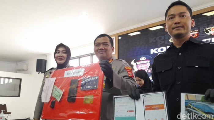 Polisi menangkap Siti Aisyah Nasution yang menipu ratusan mahasiswa di Bogor.