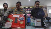 Kapolres Bogor AKBP Iman Imanuddin (tengah) bersama Kasat Reskrim Polres Bogor AKP Yohanes Redhoi Sigiro (kanan) menunjukkan barang bukti kasus penipuan investasi bodong.
