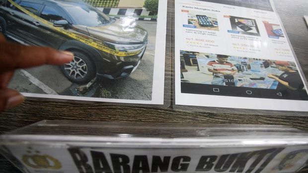 Polisi menggiring tersangka kasus penipuan investasi bodong saat rilis di Polres Bogor, Kabupaten Bogor, Jawa Barat, Jumat (18/11/2022). Polres Bogor berhasil menangkap perempuan berinisial SAN tersangka penipuan investasi bodong yang membuat 317 mahasiswa  di Bogor terlilit pinjaman online dengan total uang yang diterima tersangka melalui transaksi korban dari aplikasi pinjol mencapai Rp2,3 miliar. ANTARA FOTO/Yulius Satria Wijaya/rwa.