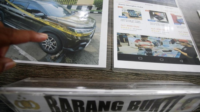 Potret Penipu yang Bikin 317 Mahasiswa Bogor Terlilit Pinjol Polisi menggiring tersangka kasus penipuan investasi bodong saat rilis di Polres Bogor, Kabupaten Bogor, Jawa Barat, Jumat (18/11/2022). Polres Bogor berhasil menangkap perempuan berinisial SAN tersangka penipuan investasi bodong yang membuat 317 mahasiswa di Bogor terlilit pinjaman online dengan total uang yang diterima tersangka melalui transaksi korban dari aplikasi pinjol mencapai Rp2,3 miliar. ANTARA FOTO/Yulius Satria Wijaya/rwa.