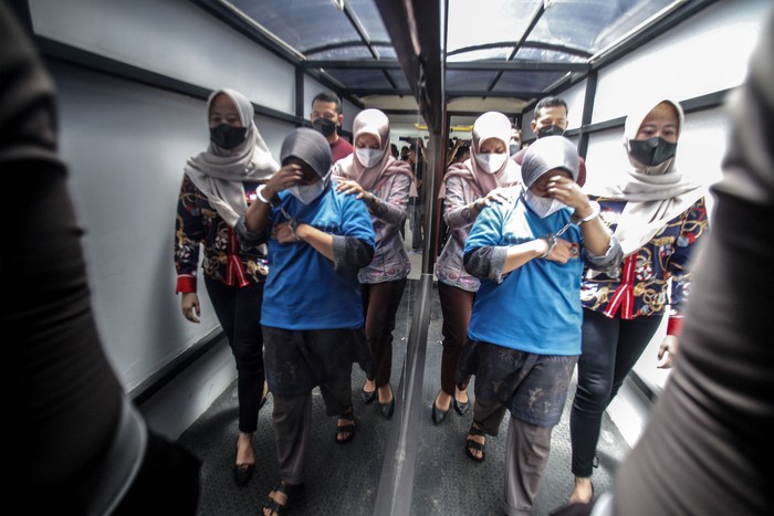 Polisi menggiring tersangka kasus penipuan investasi bodong saat rilis di Polres Bogor, Kabupaten Bogor, Jawa Barat, Jumat (18/11/2022). Polres Bogor berhasil menangkap perempuan berinisial SAN tersangka penipuan investasi bodong yang membuat 317 mahasiswa  di Bogor terlilit pinjaman online dengan total uang yang diterima tersangka melalui transaksi korban dari aplikasi pinjol mencapai Rp2,3 miliar. ANTARA FOTO/Yulius Satria Wijaya/rwa.