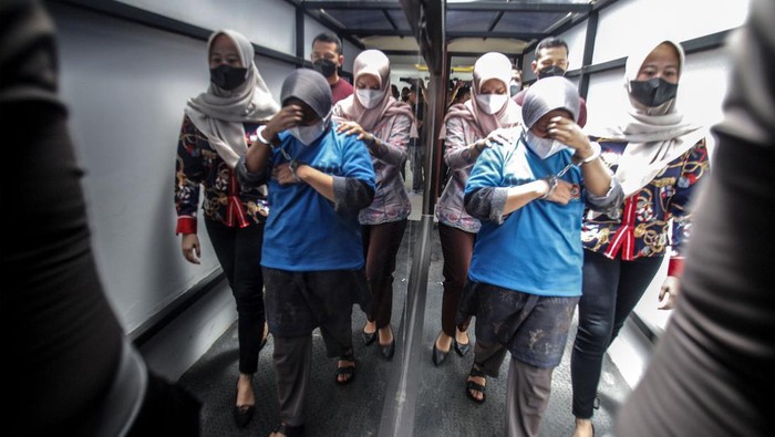 Potret Penipu yang Bikin 317 Mahasiswa Bogor Terlilit Pinjol Polisi menggiring tersangka kasus penipuan investasi bodong saat rilis di Polres Bogor, Kabupaten Bogor, Jawa Barat, Jumat (18/11/2022). Polres Bogor berhasil menangkap perempuan berinisial SAN tersangka penipuan investasi bodong yang membuat 317 mahasiswa di Bogor terlilit pinjaman online dengan total uang yang diterima tersangka melalui transaksi korban dari aplikasi pinjol mencapai Rp2,3 miliar. ANTARA FOTO/Yulius Satria Wijaya/rwa.
