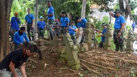 Prajurit Perhubungan Kodam Iskandar Muda bersama personil Polri dan warga melakukan penyelamatan situs makam kuno di Desa Lampulo, Banda Aceh, Aceh, Jumat (18/11/2022).