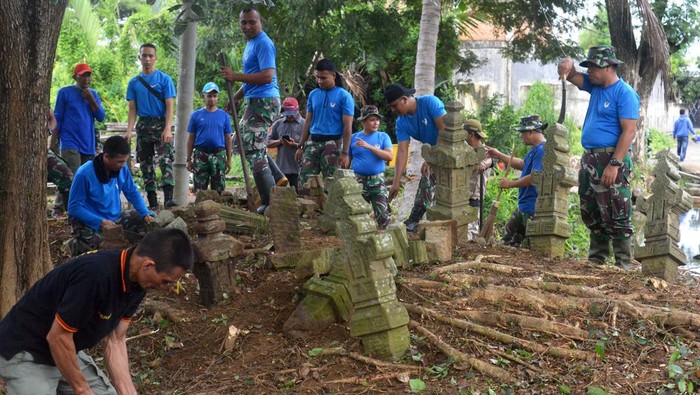 Potret Penyelamatan Situs Makam Kuno Kerajaan Aceh Prajurit Perhubungan Kodam Iskandar Muda bersama personil Polri dan warga merawat situs makam kuno peninggalan Kerajaan Aceh yang rusak terdampak bencana Tsunami 2004 di Desa Lampulo, Banda Aceh, Aceh, Jumat (18/11/2022). Baksos penyelataman situs makam kuno di sejumlah lokasi tersebut merupakan rangkaian kegiatan HUT ke-77 Perhubungan Angkatan Darat pada 23 November. ANTARA FOTO/Ampelsa/rwa.