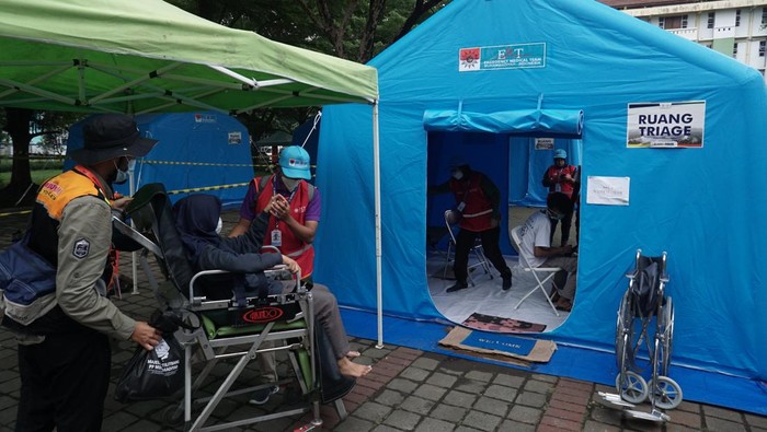 Petugas kesehatan Emergency Medical Team (EMC) Muhammadiyah memeriksa kesehatan warga di rumah sakit lapangan Muktamar Muhammadiyah Fakultas Kedokteran UMS, Sukoharjo, Jawa Tengah, Jumat (18/11/2022). Rumah sakit lapangan tersebut didirikan untuk memberikan pelayanan kesehatan kepada peserta dan warga yang ikut memeriahkan Muktamar ke-48 Muhammadiyah dan Aisyiyah pada 18-20 November 2022. ANTARA FOTO/Mohammad Ayudha/rwa.