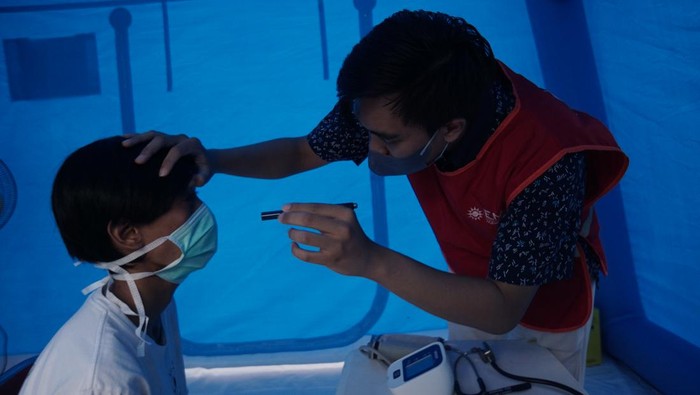 Petugas kesehatan Emergency Medical Team (EMC) Muhammadiyah memeriksa kesehatan warga di rumah sakit lapangan Muktamar Muhammadiyah Fakultas Kedokteran UMS, Sukoharjo, Jawa Tengah, Jumat (18/11/2022). Rumah sakit lapangan tersebut didirikan untuk memberikan pelayanan kesehatan kepada peserta dan warga yang ikut memeriahkan Muktamar ke-48 Muhammadiyah dan Aisyiyah pada 18-20 November 2022. ANTARA FOTO/Mohammad Ayudha/rwa.