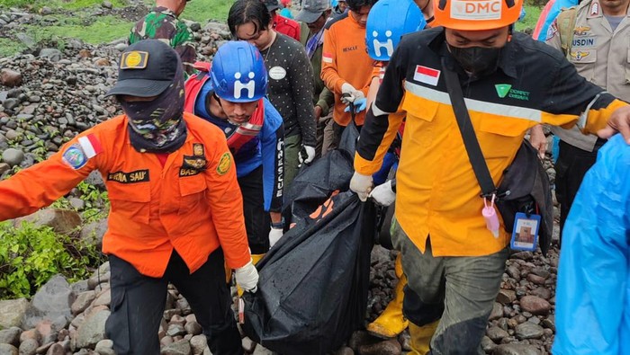 Proses evakuasi korban longsor Poros Makassar-Malino, di Gowa.
