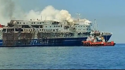 Proses pemadaman api terhadap KM Mutiara Timur I yang terbakar sebelum akhirnya dinyatakan tenggelam. (istimewa)