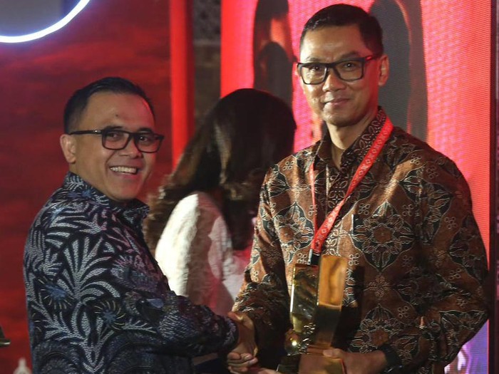 PT PLN (Persero) meraih dua penghargaan dari pemerintah melalui Yayasan BUMN Untuk Indonesia.