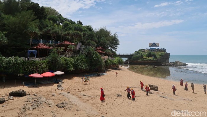 Pulau Jumino di Pantai Kukup, Tanjungsari, Gunungkidul, Jumat (18/11/2022).